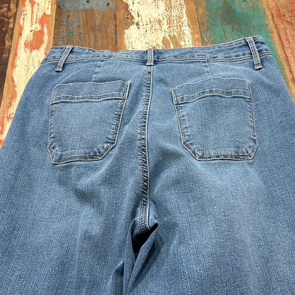 Women’s size 6 cropped, wide leg jeans. - Picture 6 of 6